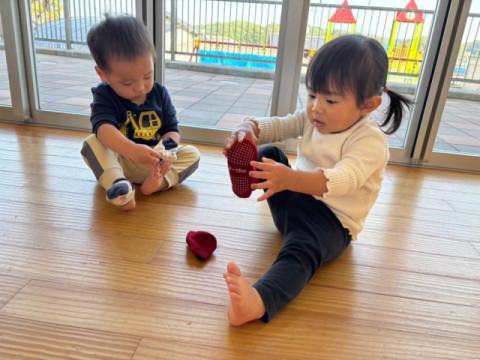 靴下をはく（1歳児）