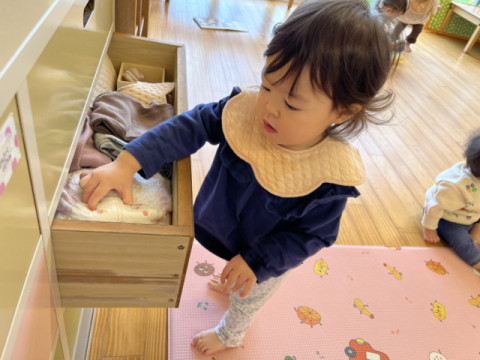 自分のパンツを出す（0歳児）