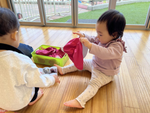 帽子を被る（0歳児）