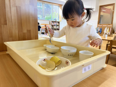 食事の片付け（1歳児）