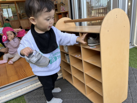 靴をとる（0歳児）