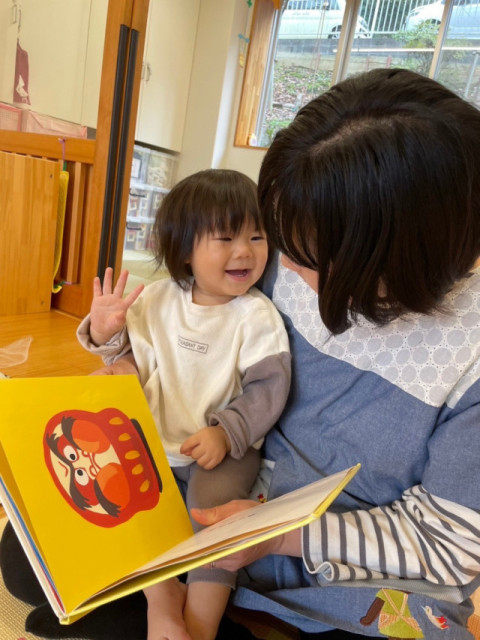 1対1の絵本の読み聞かせ