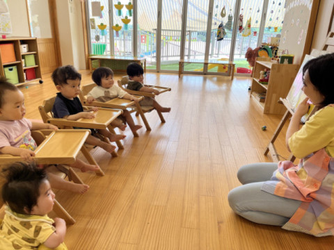 絵本の読み聞かせ