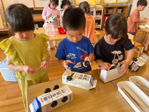 空き箱自動車作り（4歳児）